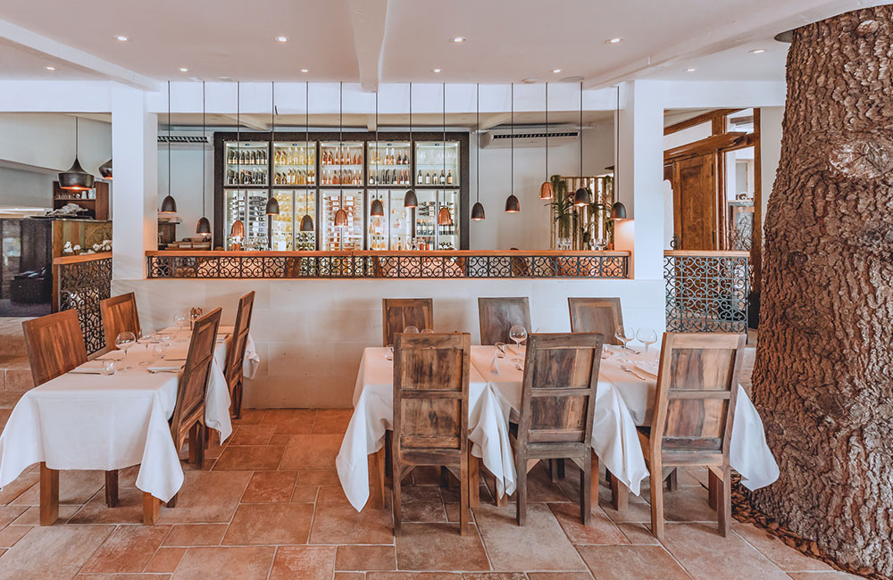 Der Speisesaal von Esterel Caravaning, Massivholzmöbel und geschnitzte Bar