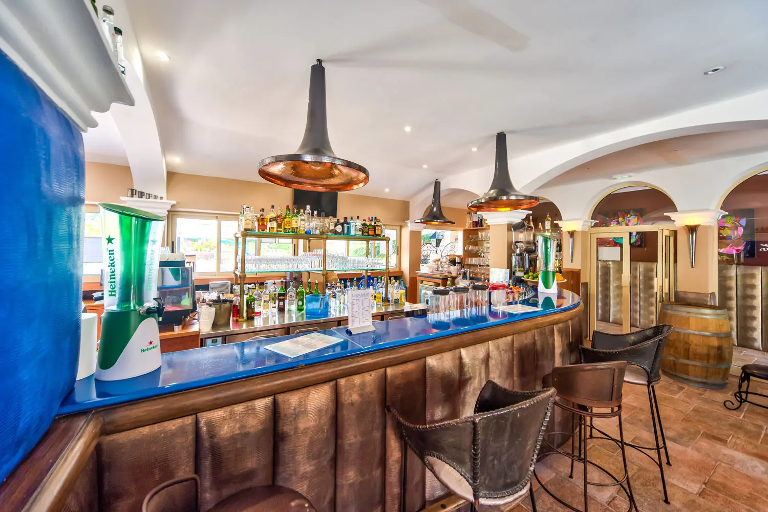 Bar Les Suds – Theke aus blauem Lavagestein
