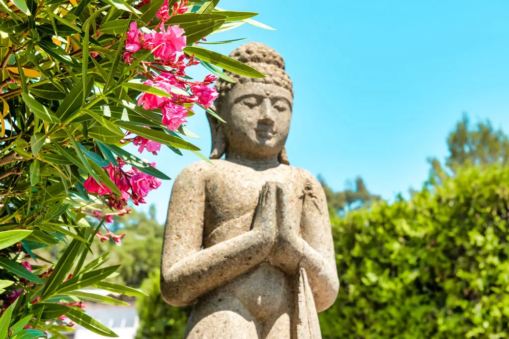 Balinesischer Buddha und Oleander – Esterel Caravaning
