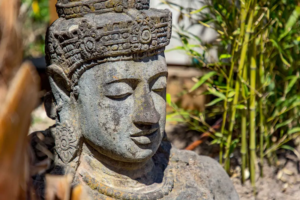 Gemeißelter Buddha-Kopf – Esterel Caravaning