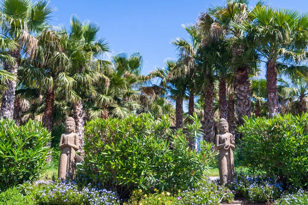 Buddha-Statuen und Palmen – Esterel Caravaning