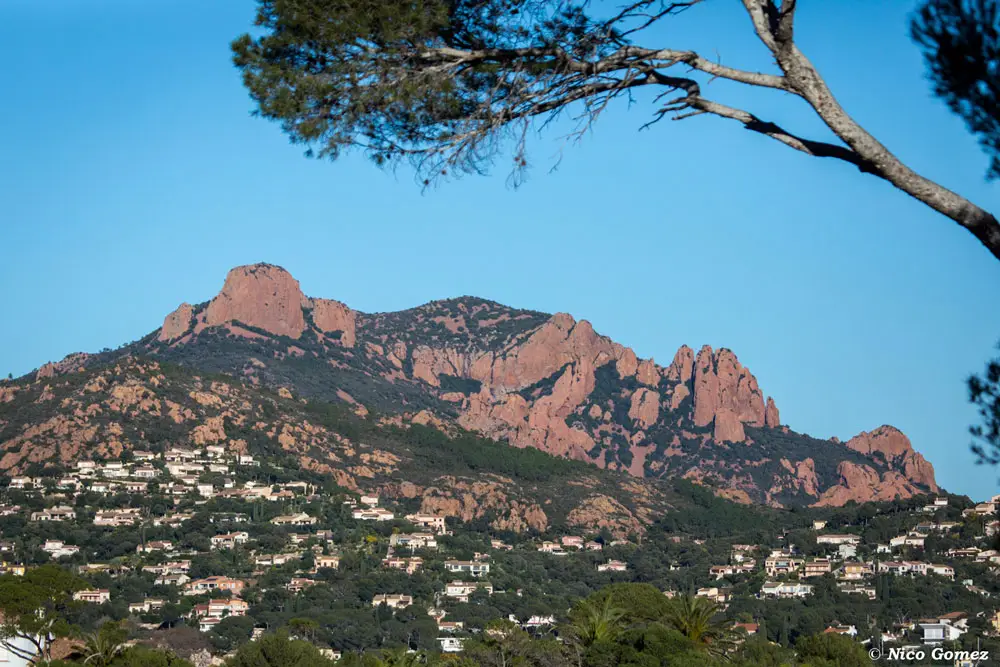 Das Esterel-Massiv von Saint-Raphaël aus gesehen, rote Rhyolithfelsen, die ins Meer abfallen