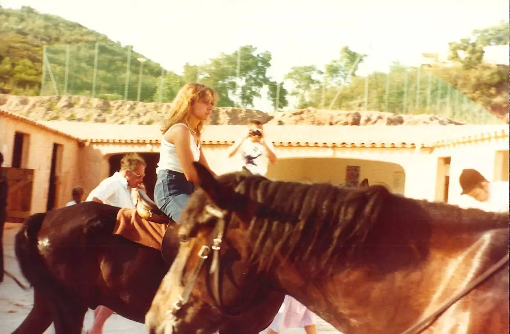 Junge Reiterin zu Pferd auf der Ranch von Esterel Caravaning in den 1980er Jahren