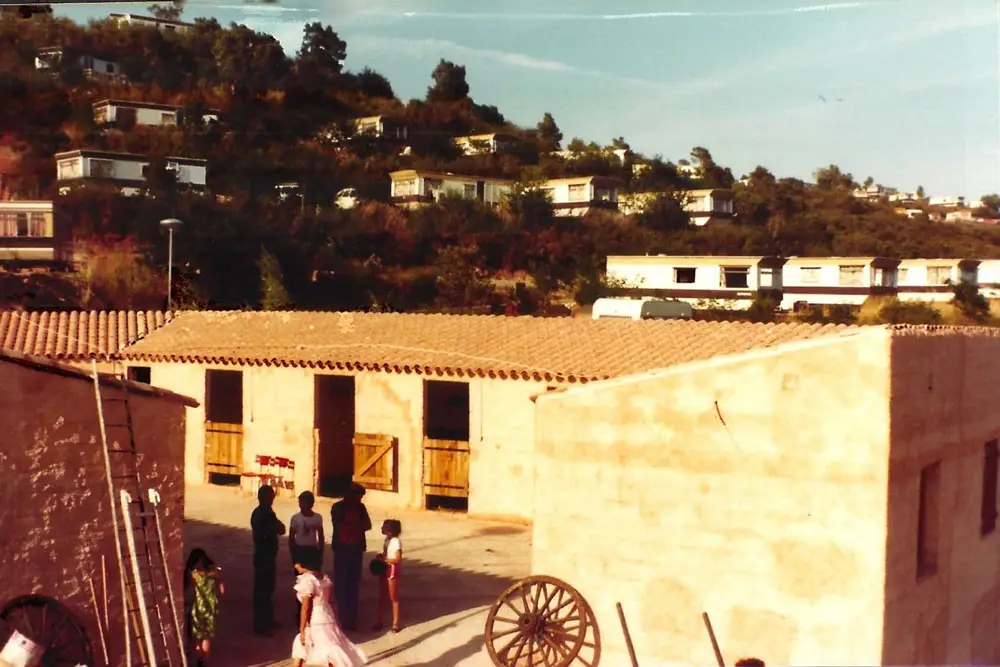 Die Stallungen der Ranch von Esterel Caravaning in den 1980er Jahren, Mobilheime an den Hang geschmiegt