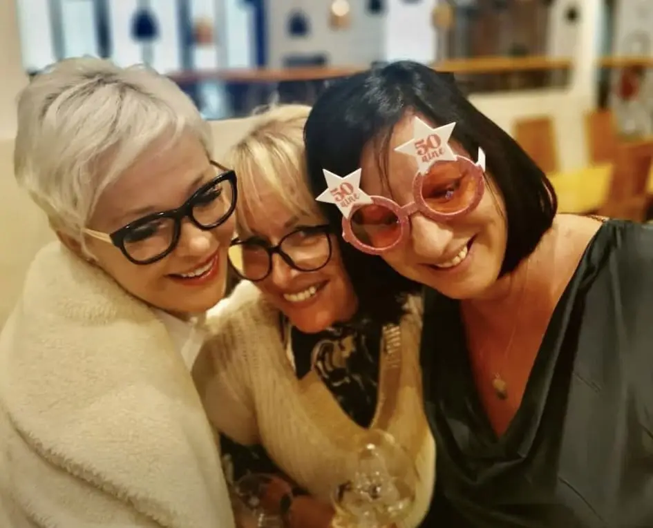 Aurore, Sabine und Véro, das Trio von Esterel Caravaning, bei den Feierlichkeiten zum 50-jährigen Bestehen