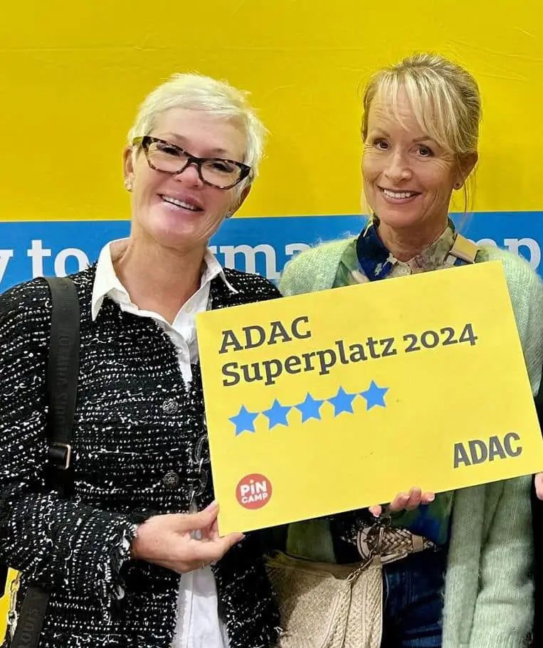 Aurore und Sabine von Esterel Caravaning, Preisträgerinnen des ADAC Superplatz 2024, fünf Sterne