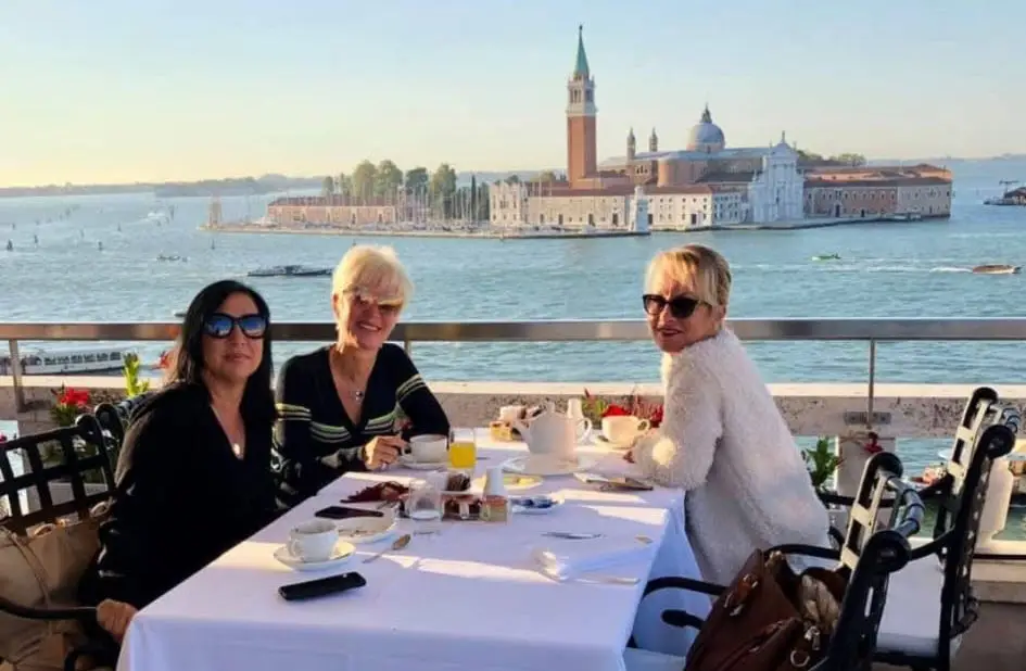 Aurore, Véro und eine Freundin auf Reisen in Venedig, Verbundenheit über die Arbeit hinaus