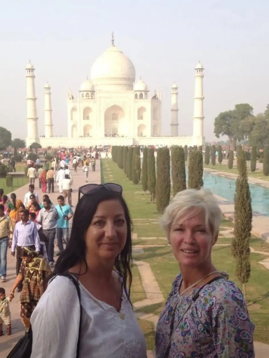 Véro und Aurore von Esterel Caravaning auf Reisen vor dem Taj Mahal in Indien