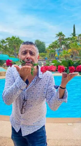 Jean-François von Esterel Caravaning, lächelnd mit Rosen am Pool