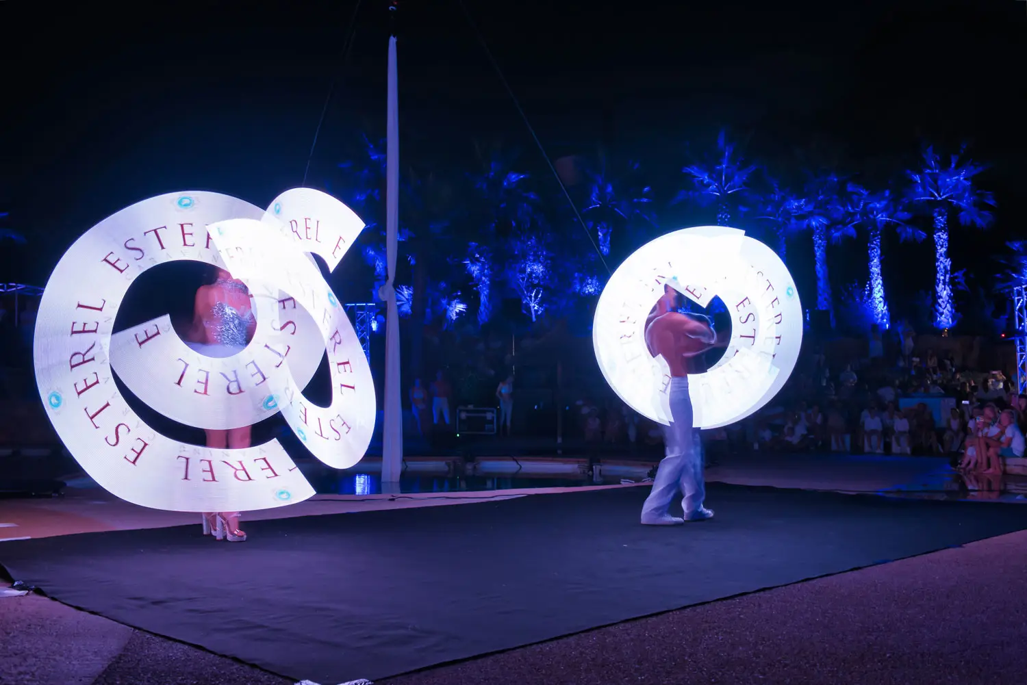 Lichtshow in den Farben von Esterel Caravaning bei der Soirée Blanche