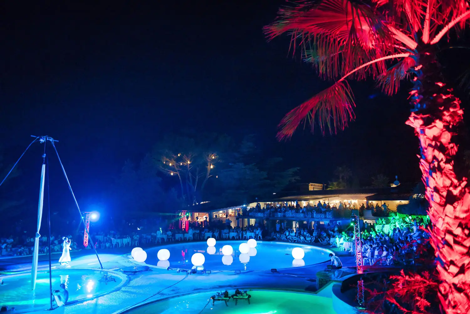 Soirée Blanche am Pool von Esterel Caravaning, Abendshow vor dem Publikum