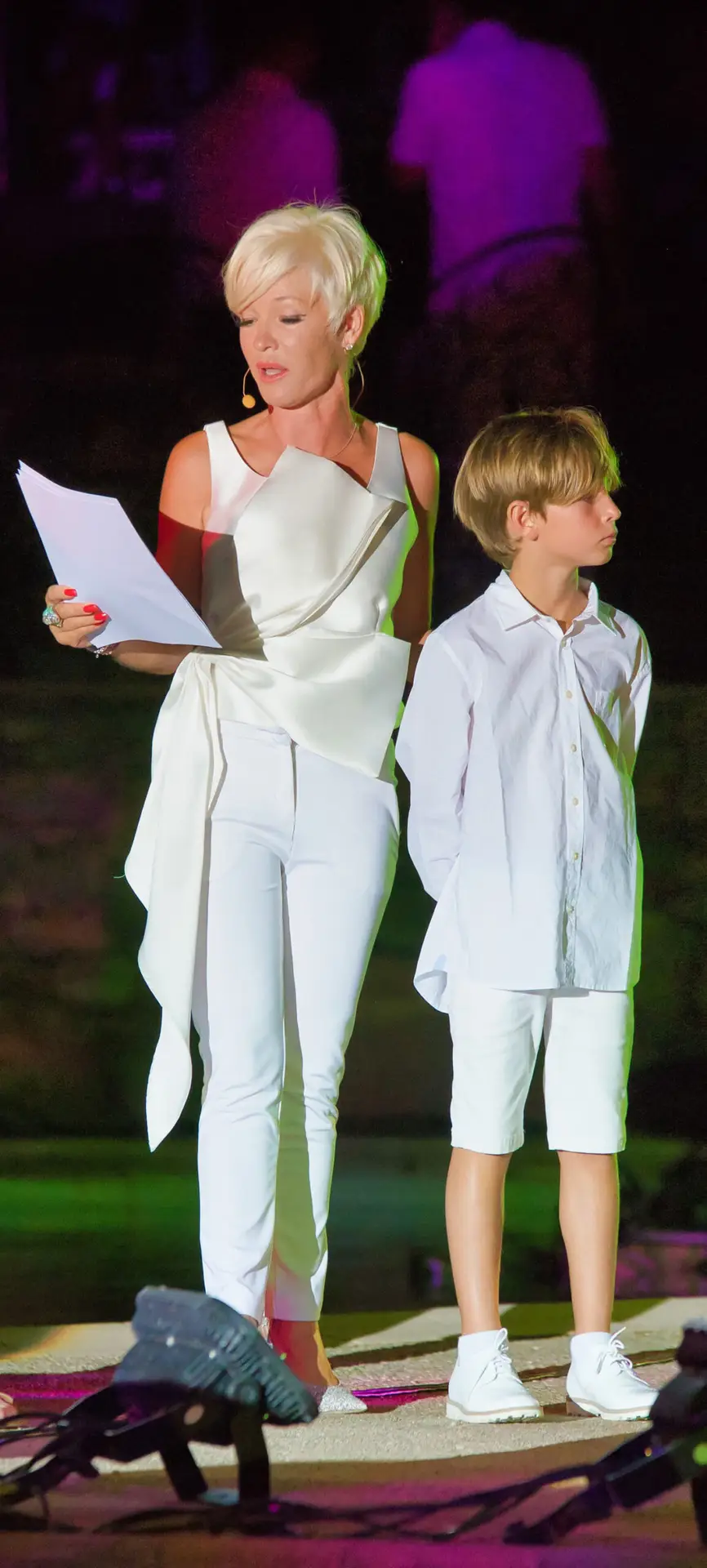 Aurore und ihr Sohn Matisse auf der Bühne bei einer Soirée Blanche im Esterel Caravaning