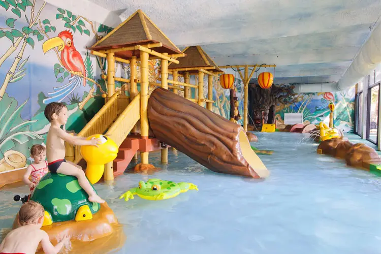 Der Jungle Pool von Esterel Caravaning, Hallenbad für die Kleinsten im Dschungel-Thema