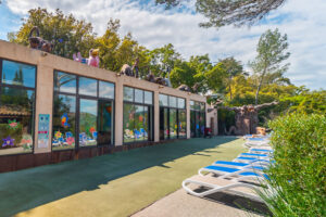 Le bâtiment du Baby Club et de la Jungle Pool d'Esterel Caravaning, décoré d'animaux