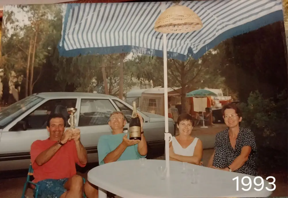 Corinne und René Bertrand mit Freunden vom Campingplatz im Jahr 1993 – Esterel Caravaning