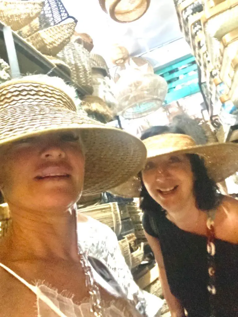 Aurore et Véro en repérage shopping à Bali pour la boutique d'Esterel Caravaning