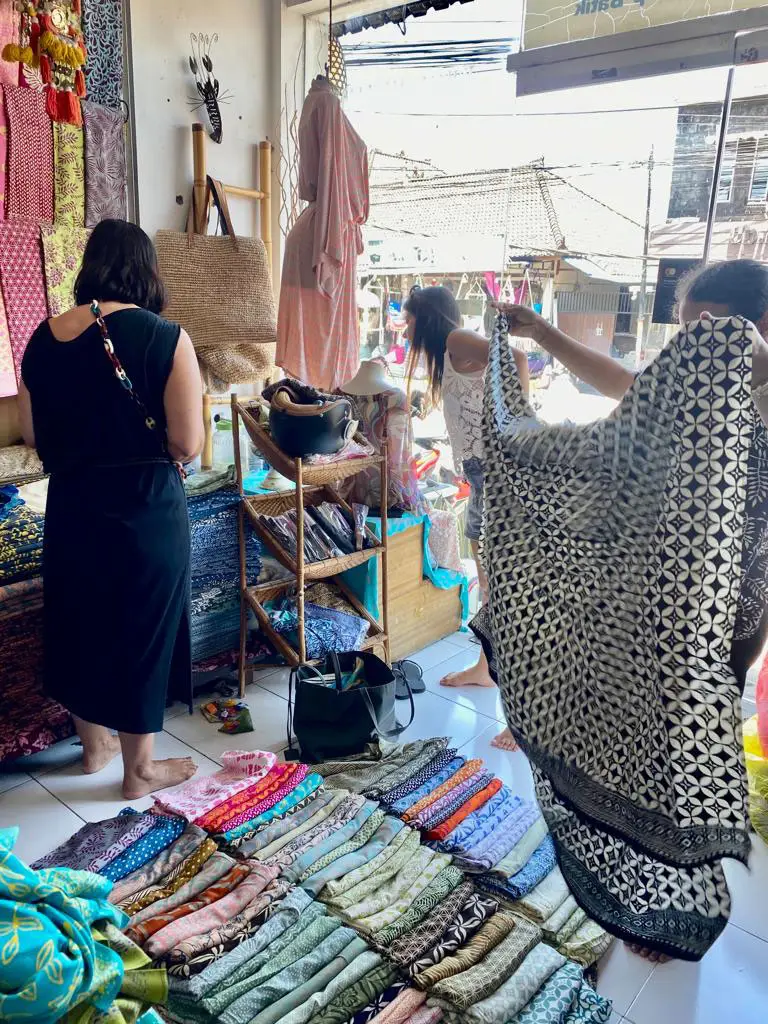 Auswahl von Stoffen und Batiken auf Bali für die Boutique von Esterel Caravaning