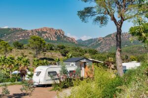 Stellplatz mit privatem Sanitärbereich bei Esterel Caravaning, 5-Sterne-Campingplatz in Agay – Saint-Raphaël