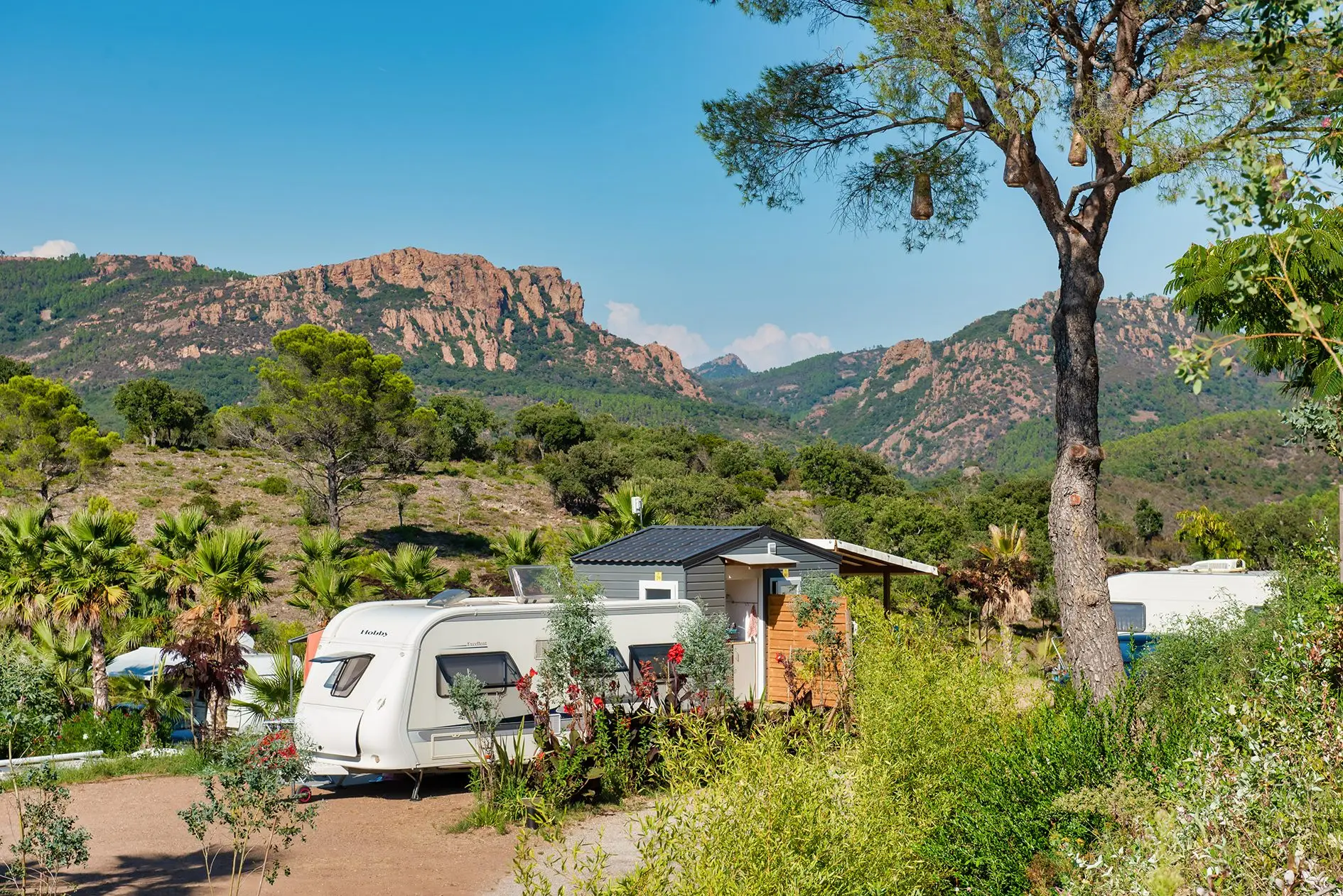 Stellplatz mit privatem Sanitärbereich bei Esterel Caravaning, 5-Sterne-Campingplatz in Agay – Saint-Raphaël