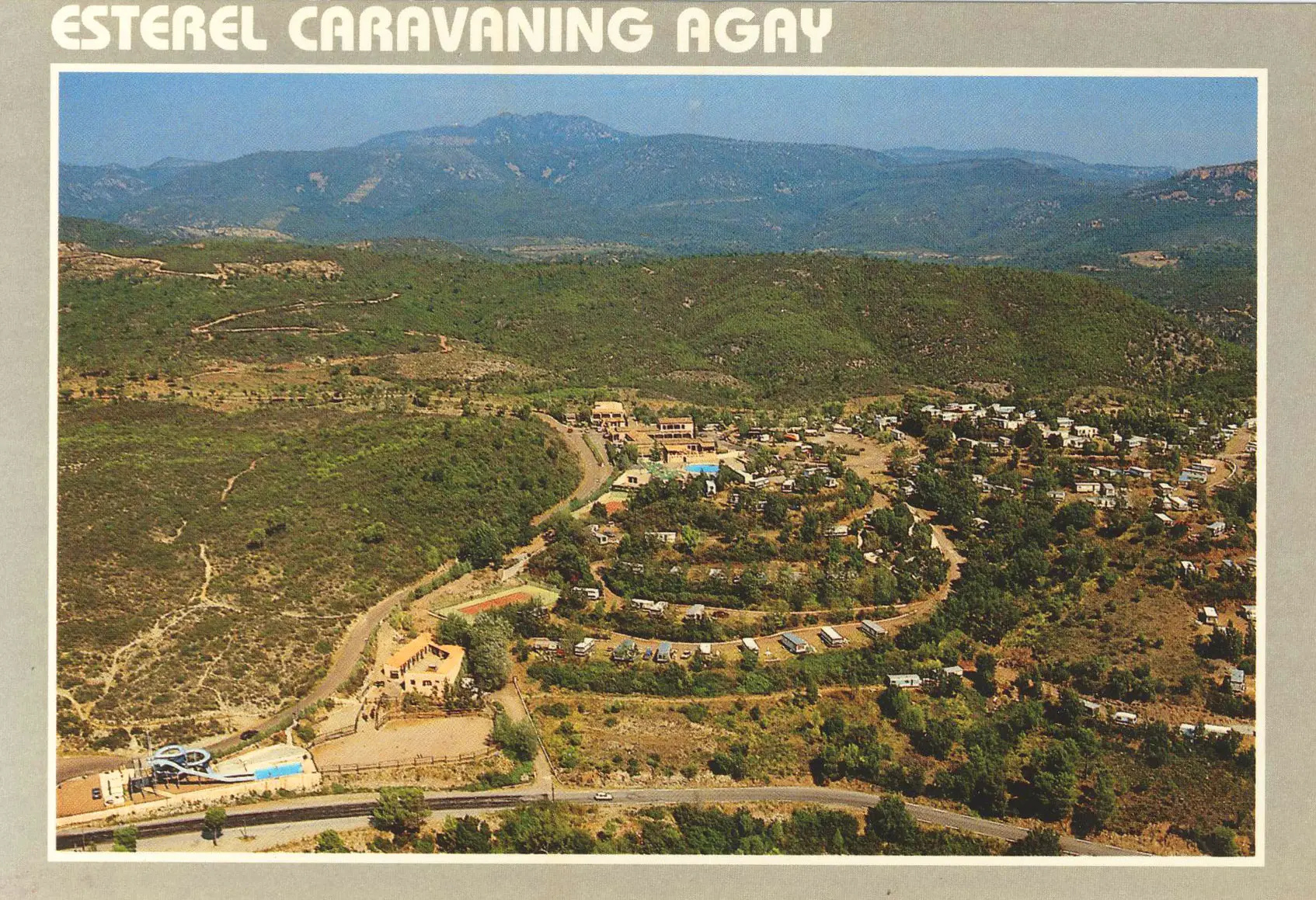 Alte Postkarte von Esterel Caravaning in Agay, Luftaufnahme des Campingplatzes in den Hügeln