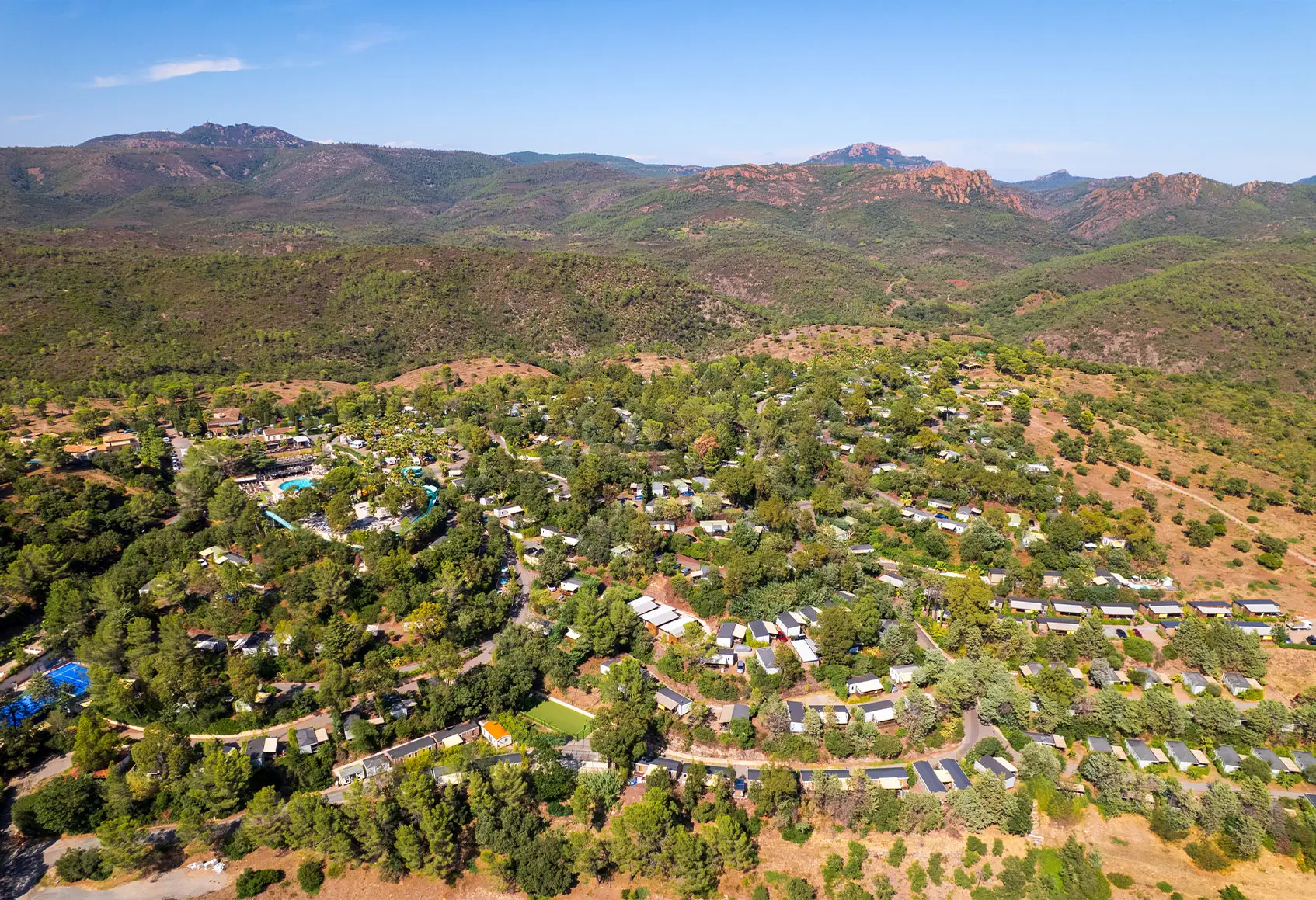 Luftaufnahme von Esterel Caravaning heute, mitten im Esterel-Massiv