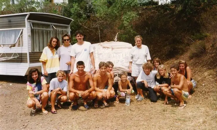 Animationsteam von Esterel Caravaning vor einem mit Toilettenpapier umwickelten Auto, 1989
