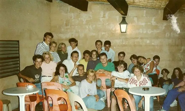 Urlaubsgäste und Animateure im Clubhouse von Esterel Caravaning Anfang der 1990er-Jahre