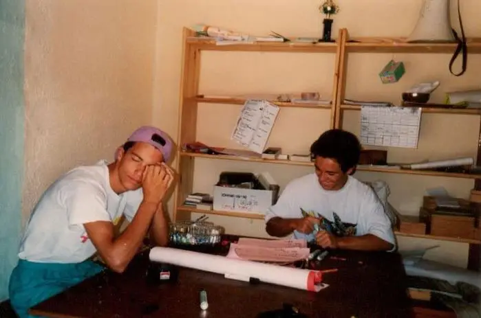 Zwei Animateure von Esterel Caravaning bei der Vorbereitung des Programms im Büro, 1993