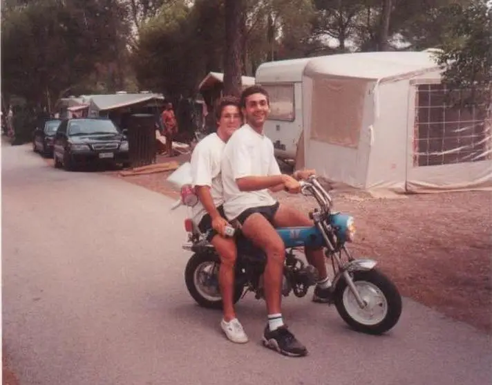 Alban Eraclas et un animateur annonçant les soirées à moto dans les allées d'Esterel Caravaning en 1997