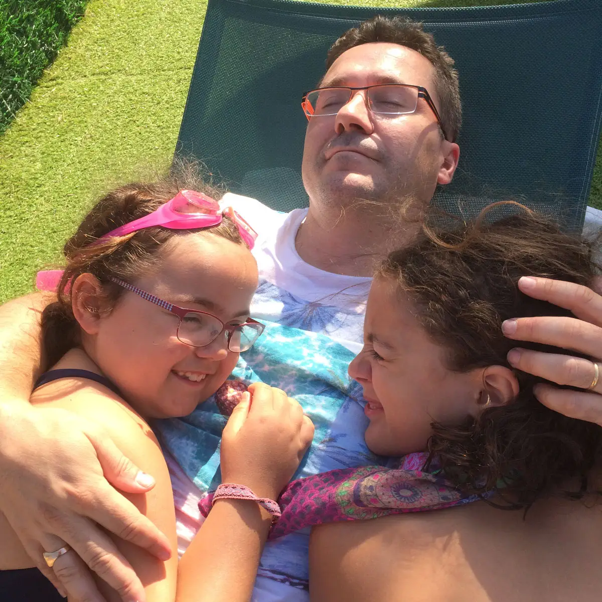 Entspannter Familienmoment am Pool von Esterel Caravaning, 2016