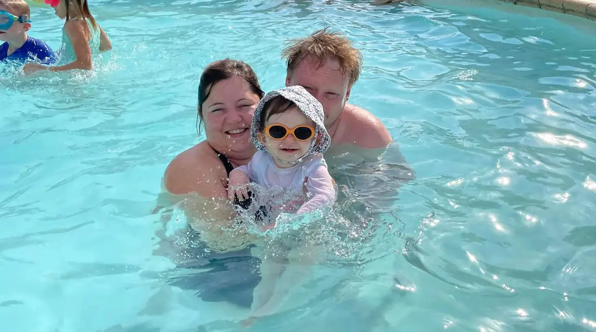 Die vierte Generation der Familie Eraclas im Pool von Esterel Caravaning, 2022