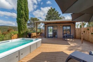 Terrasse des VIP Duo von Esterel Caravaning mit privatem Swim-Spa, Pergola und Blick auf das Estérel-Massiv