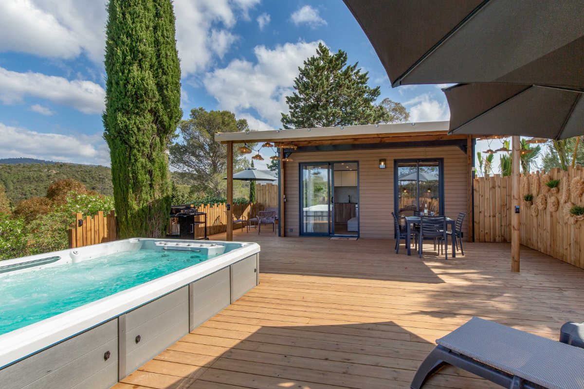 Terrasse des VIP Duo von Esterel Caravaning mit privatem Swim-Spa, Pergola und Blick auf das Estérel-Massiv