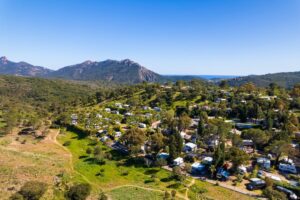 Luftaufnahme von Esterel Caravaning in Agay mit Stellplätzen im Grünen und dem Esterel-Massiv im Hintergrund