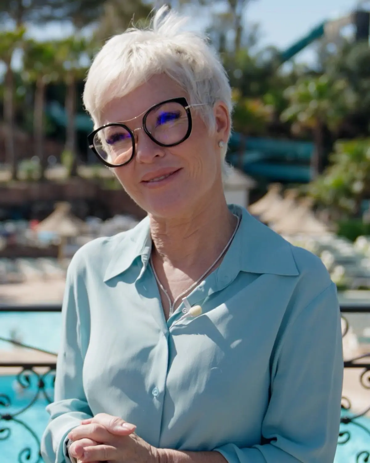 Porträt von Aurore Laroche, Direktorin von Esterel Caravaning, vor der Wasserwelt